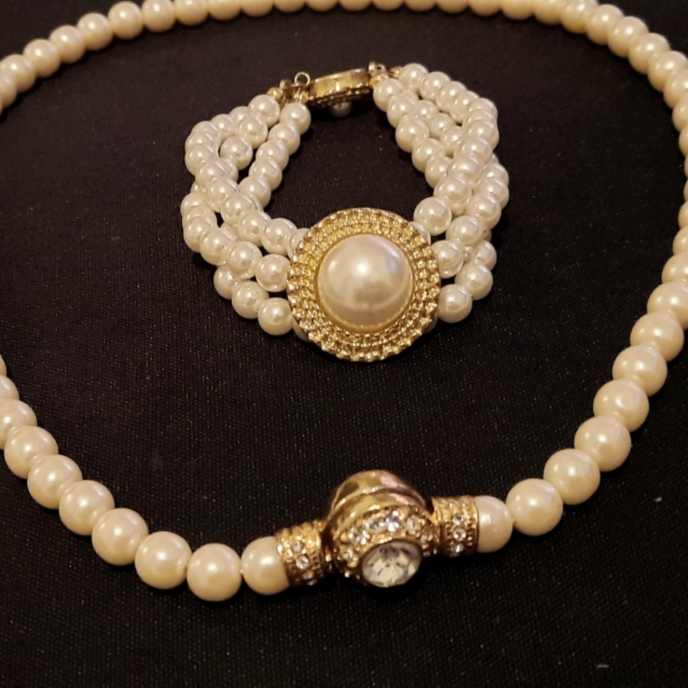 Vintage costume jewelry pearl necklace and bracelet.